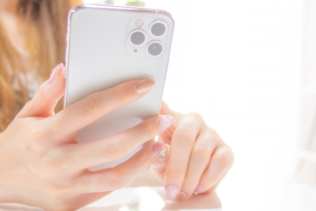 スマホをいじる女性